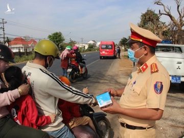 CSGT Đắk Lắk phát hàng nghìn khẩu trang y tế miễn phí cho người dân - Ảnh 2