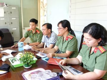 Lâm Tấn Quân đang viết lời khai tại Công an huyện Gò Dầu, Tây Ninh /// Ảnh: Ngọc Hà