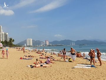 Khách quốc tế thư giãn trên bãi biển Nha Trang ngày 15.2 /// Ảnh: Nguyễn Chung