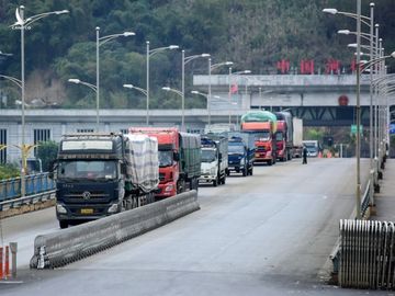 'Biệt đội' trung chuyển container ở cửa khẩu