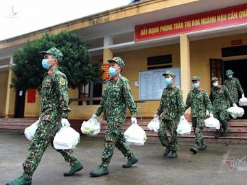 Tất bật nấu hàng trăm suất cơm trong khu cách ly ở Lạng Sơn