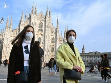 Người dân đeo khẩu trang khi đi qua quảng trường Piazza del Duomo ở thành phố Milan hôm 23/2. Ảnh: AFP.