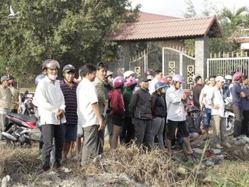 Người dân nghỉ làm, đội nắng tập trung tại hiện trường vụ vây bắt Tuấn khỉ - Ảnh 4.