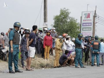 Người dân nghỉ làm, đội nắng tập trung tại hiện trường vụ vây bắt Tuấn khỉ - Ảnh 2.