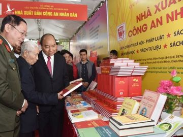 thu tuong tham trien lam sach ky niem 90 nam ngay thanh lap dang hinh 2