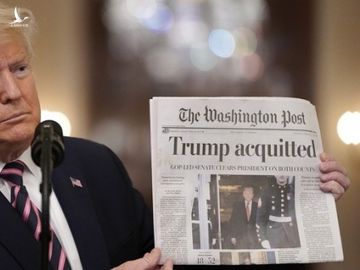 Ông Trump giơ cao trang bìa của tờ Washington Post có dòng tít lớn 