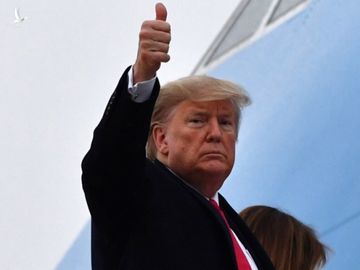 Tổng thống Mỹ Donald Trump lên chuyên cơ Không lực Một tại căn cứ Andrews hôm 30/1. Ảnh: AFP.