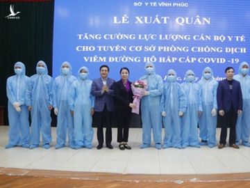 Lễ xuất quân, tăng cường cán bộ y tế cho tuyến cơ sở phòng chống dịch viêm đường hô hấp cấp Covid-19 của Vĩnh Phúc /// Ảnh Đức Hiền