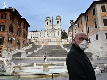 Một du khách Tây Ban Nha đi qua trung tâm thủ đô Rome, Italy hôm 12/3. Ảnh: AFP