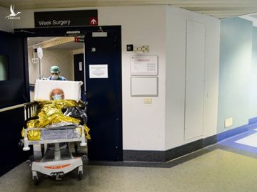 Một bệnh nhân Covid-19 tại vùng Lombardy ở Ý /// AFP