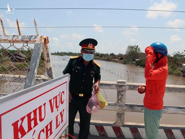 Phong tỏa cả đường bộ, đường sông nơi thiếu nữ nhiễm virus