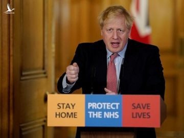 Thủ tướng Anh Borish Johnson trong cuộc họp báo từ xa đầu tiên tại London, Anh, ngày 25/3. Ảnh: Reuters.