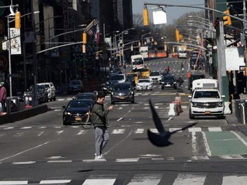 Đại lộ 7 ở Quảng trường Thời đại, thành phố New York trở nên vắng vẻ vì đại dịch COVID-19 lan rộng khắp nước Mỹ /// Reuters