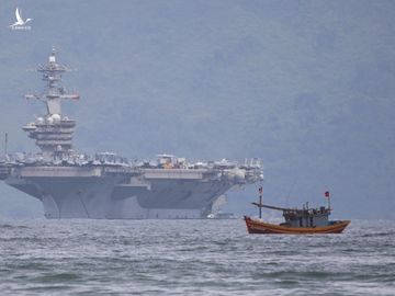 Tàu sân bay USS Theodore Roosevelt trên vịnh Đà Nẵng. Đây là tàu sân bay thứ hai của Mỹ ghé thăm Đà Nẵng, sau chuyến thăm trước đó của tàu sân bay Carl Vinson năm 2018 /// Đậu Tiến Đạt