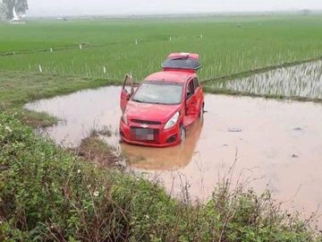 Đâm ô tô con bay xuống ruộng, xe bán tải nát đầu - ảnh hiện trường đang được chia sẻ nhiều trên MXH - Ảnh 2.