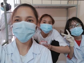 Sinh viên y xuyên đêm chống dịch: 'Mọi người đều vất vả, chúng em có sá gì'