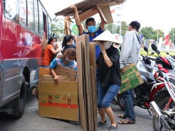 Ký túc xá ĐHQG TP.HCM thành khu cách ly: Thầy cô dọn dẹp 'thế giới' của sinh viên - ảnh 9