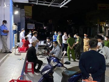 Buộc xuất cảnh 4 người Trung Quốc sang Việt Nam trốn dịch sau khi hết cách ly - ảnh 1