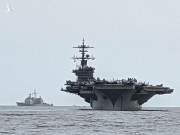 Tàu sân bay USS Theodore Roosevelt (phải) cùng tuần dương hạm USS Bunker Hill tới Đà Nẵng sáng 5/3. Ảnh: Đại sứ quán Mỹ tại Việt Nam