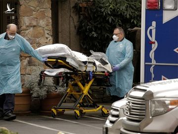 Nhân viên y tế chuẩn bị đưa bệnh nhân ra khỏi viện dưỡng lão Life Care ở Kirkland, bang Washington ngày 6/3. Ảnh: Reuters.