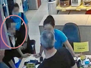 PGĐ Sở Y tế Đà Nẵng: Nữ nhân viên Điện Máy Xanh nhiễm Covid-19 đã kéo khẩu trang xuống khi tư vấn cho 2 du khách Anh - Ảnh 1. PGĐ Sở Y tế Đà Nẵng: Nữ nhân viên Điện Máy Xanh nhiễm Covid-19 đã kéo khẩu trang xuống khi tư vấn cho 2 du khách Anh - Ảnh 1.