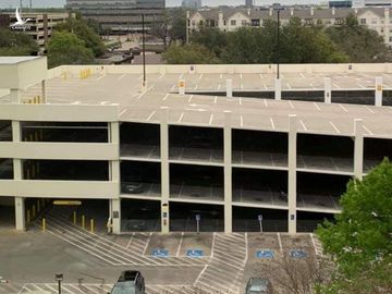 Bãi đỗ bệnh viện Medical Citty Dallas vắng vẻ hôm 22/3. Ảnh: Nhân vật cung cấp