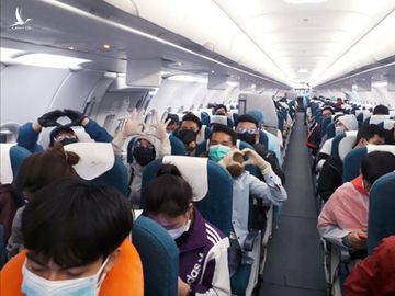 Chuyến bay Vietnam Airlines đưa gần 200 công dân mắc kẹt rời khỏi Philippines - Ảnh 5.