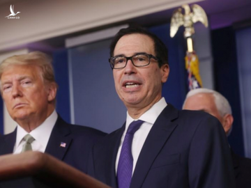 Tổng thống Mỹ Donald Trump và Bộ trưởng Tài chính Steven Mnuchin trong cuộc họp báo tại Nhà Trắng ngày 17/3. Ảnh: Reuters