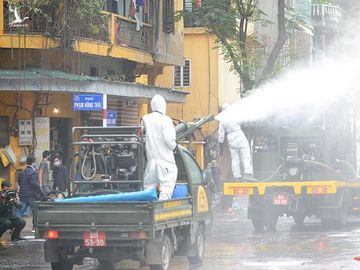Ngũ Xã được phun khử trùng, niêm phong nhà người nghi mắc Covid-19 - ảnh 3