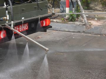 Ngũ Xã được phun khử trùng, niêm phong nhà người nghi mắc Covid-19 - ảnh 4