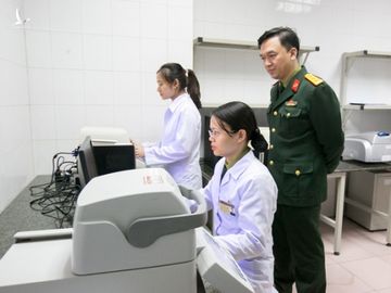 Thượng tá chuyên về ung thư nhảy sang bắt virus Corona: Tôi chỉ là người tra dầu nhớt - Ảnh 7.