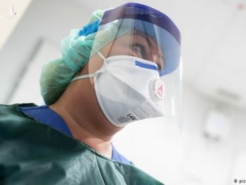 Nguoi nhiem virus corona gap doi trong 1 ngay, Duc thanh o dich moi hinh anh 1 bac_si.jpg