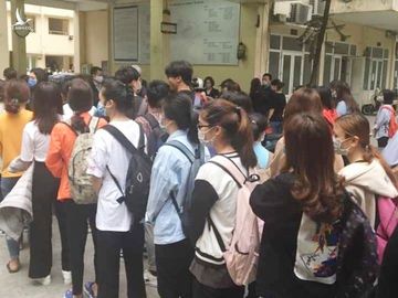 Sinh vien xep hang do than nhiet trong ngay dau tro lai truong hinh anh 2 bach_khoa.jpg