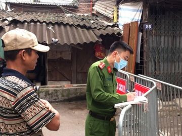 Bộ trưởng Bộ Công an: Đi từng ngõ, gõ từng nhà rà soát người nước ngoài nhập cảnh VN - Ảnh 1.