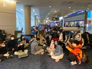 Nhóm du học sinh Việt Nam bị kẹt lại sân bay Dallas, Mỹ vừa được Tổng lãnh sự quán Việt Nam tại San Francisco hỗ trợ /// Ảnh Thảo Lê