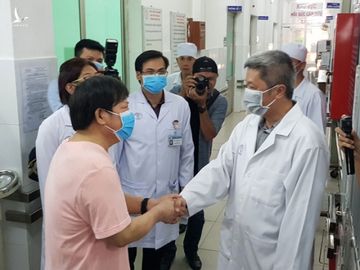 Bệnh nhân Li Ding (người Trung Quốc, bên trái) điều trị Covid-19 ở BV Chợ Rẫy, xuất viện ngày 12.2 /// Ảnh: Duy Tính