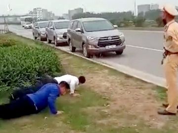 Hai tài xế chống đẩy trước sự chứng kiến của CSGT hôm 28/3 trên cao tốc Hà Nội-Bắc Giang. Ảnh cắt từ clip