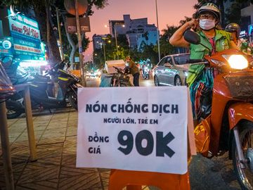 Người Sài Gòn đổ xô ra đường mua nón chống dịch Covid-19: 'Đẹp và an toàn' - ảnh 2