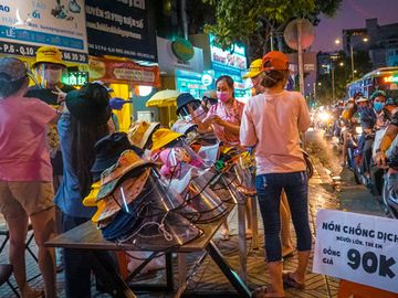 Người Sài Gòn đổ xô ra đường mua nón chống dịch Covid-19: 'Đẹp và an toàn' - ảnh 1