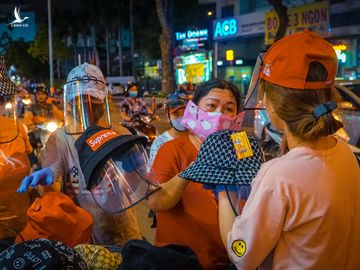 Người Sài Gòn đổ xô ra đường mua nón chống dịch Covid-19: 'Đẹp và an toàn' - ảnh 14