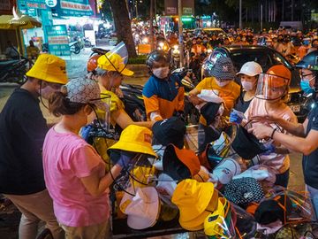 Người Sài Gòn đổ xô ra đường mua nón chống dịch Covid-19: 'Đẹp và an toàn' - ảnh 20