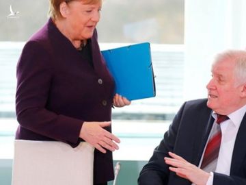 Ảnh chụp thời điểm ông Seehofer từ chối cái bắt tay thân thiện của nữ thủ tướng /// Reuters