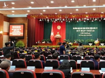 300 tỉ đồng tặng quà cho dân: Nên tặng ấm chén hay tặng gì? - Ảnh 1. 300 tỉ đồng tặng quà cho dân: Nên tặng ấm chén hay tặng gì? - Ảnh 1.