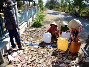 Cơn khát cực đại, vác can đi hứng 'báu vật quý như vàng'