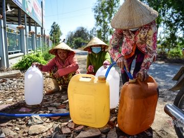 Cơn khát cực đại, vác can đi hứng 'báu vật quý như vàng'