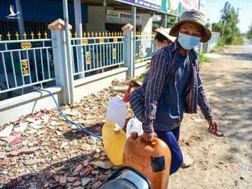 Cơn khát cực đại, vác can đi hứng 'báu vật quý như vàng'