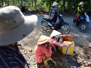 Cơn khát cực đại, vác can đi hứng 'báu vật quý như vàng'