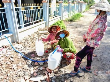 Cơn khát cực đại, vác can đi hứng 'báu vật quý như vàng'