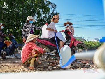 Cơn khát cực đại, vác can đi hứng 'báu vật quý như vàng'