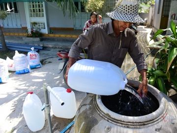 Cơn khát cực đại, vác can đi hứng 'báu vật quý như vàng'